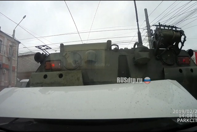 Видеорегистратор запечатлел момент ДТП с участием военной техники в Курске