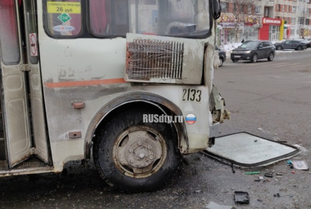 Ребенок выпал из окна автобуса в момент ДТП в Архангельске. ВИДЕО