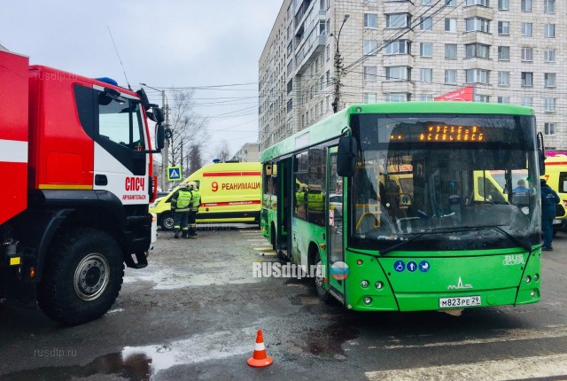 Ребенок выпал из окна автобуса в момент ДТП в Архангельске. ВИДЕО