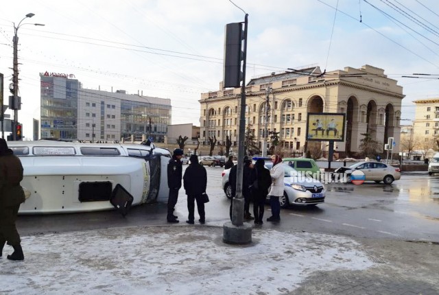 В Волгограде в результате ДТП перевернулась маршрутка. ВИДЕО