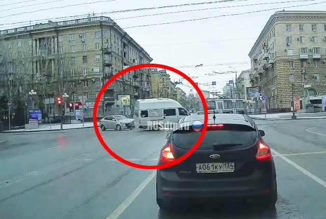 В Волгограде в результате ДТП перевернулась маршрутка. ВИДЕО