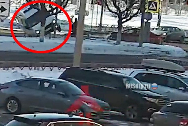 Водитель скрылся  после ДТП с участием скорой в Ярославле