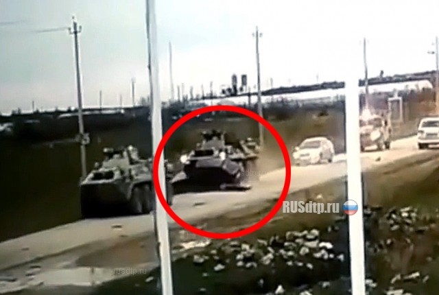 Автомобиль столкнулся с бронетранспортером в Дагестане. ВИДЕО
