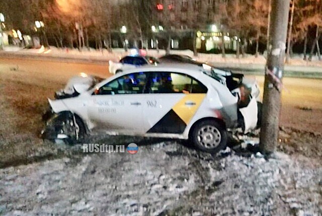 В Новосибирске один пешеход погиб, а другому оторвало ногу