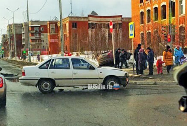 В Краснотурьинске автомобиль сбил двух женщин на тротуаре. ВИДЕО