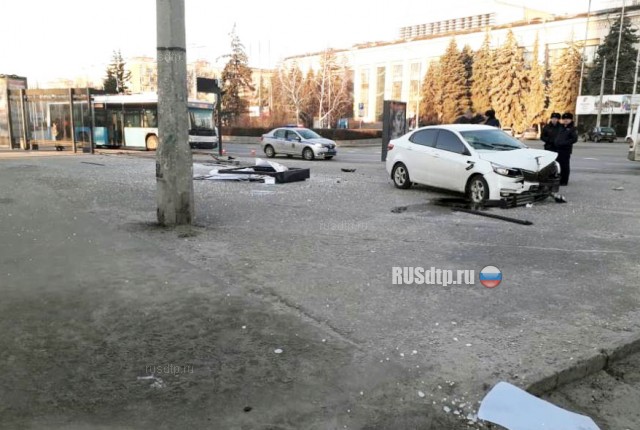 В Волгограде уснувшая за рулем студентка снесла остановку с людьми. ВИДЕО
