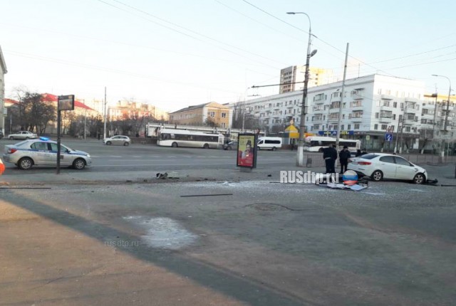 В Волгограде уснувшая за рулем студентка снесла остановку с людьми. ВИДЕО