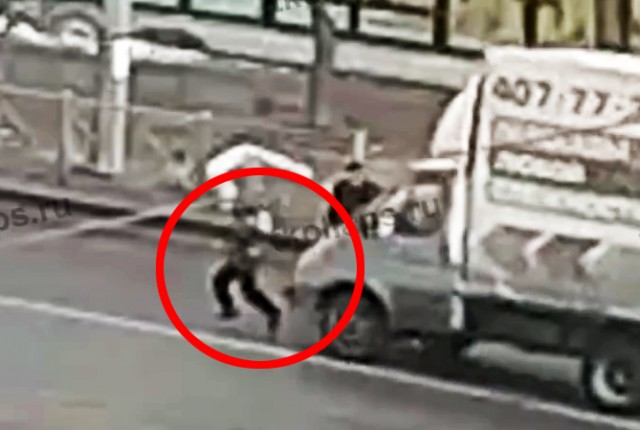 В Красном Селе после наезда на ребенка пешеход избил водителя. ВИДЕО