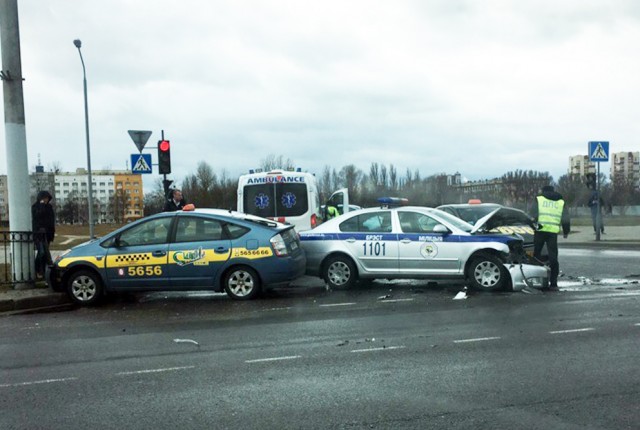 Момент ДТП с участием автомобиля ГАИ и такси в Бресте