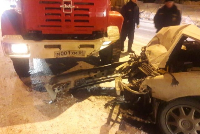 В Новосибирске девушка на «Тойоте» протаранила пожарную машину. ВИДЕО