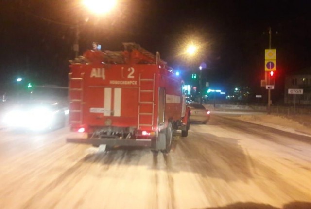 В Новосибирске девушка на «Тойоте» протаранила пожарную машину. ВИДЕО