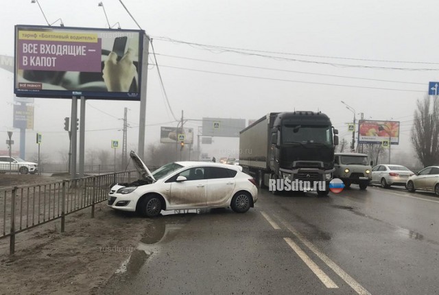 «Opel Astra» не уступил дорогу фуре в Волгограде. ВИДЕО