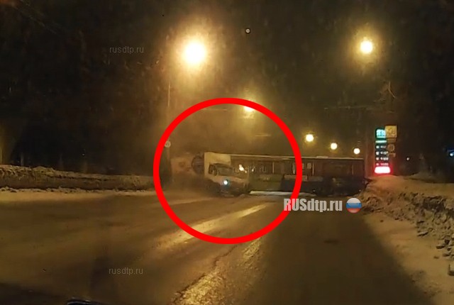 Момент ДТП с участием автобуса в Саратове попал на видео