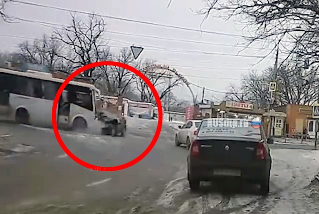 Видео с регистратора аварии. ДТП вчера утром возле Исакова г Челябинск.