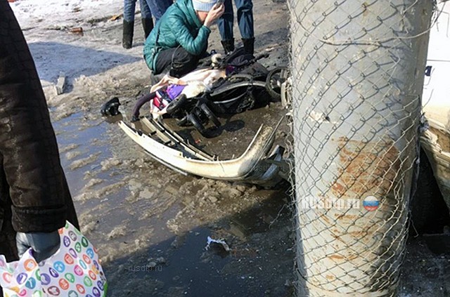 В Челябинске автомобиль сбил коляску с ребенком. ВИДЕО