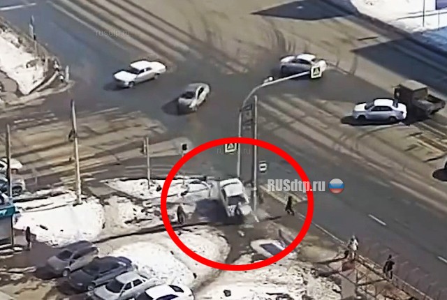 В Челябинске автомобиль сбил коляску с ребенком. ВИДЕО