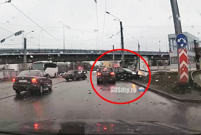 В Петербурге водитель почувствовал себя плохо за рулем и совершил массовое ДТП