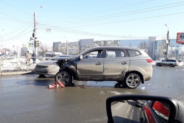 Два автомобиля столкнулись на Братьев Кашириных в Челябинске