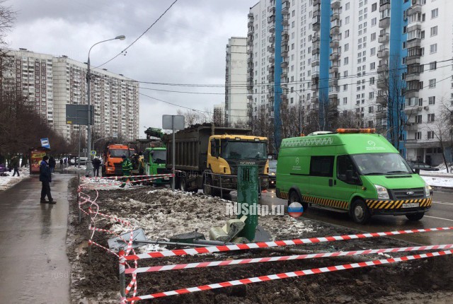 В Москве самосвал раздавил такси с людьми. ВИДЕО