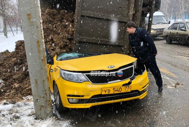 В Москве самосвал раздавил такси с людьми. ВИДЕО