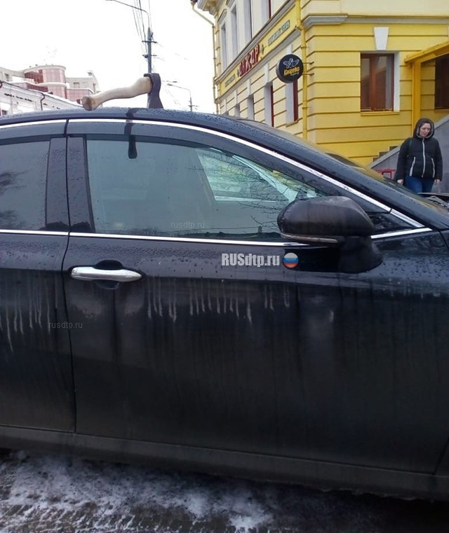 В Томске мужчина воткнул топор в крышу автомобиля. ВИДЕО