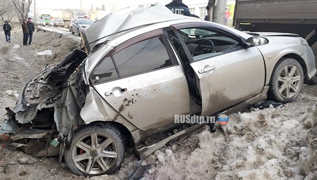 В Новосибирске «Nissan Primera» врезался в столб. Погиб пассажир