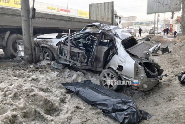 В Новосибирске «Nissan Primera» врезался в столб. Погиб пассажир