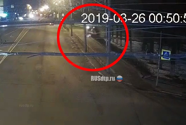 В Ярославле пьяный водитель врезался в дерево. ВИДЕО