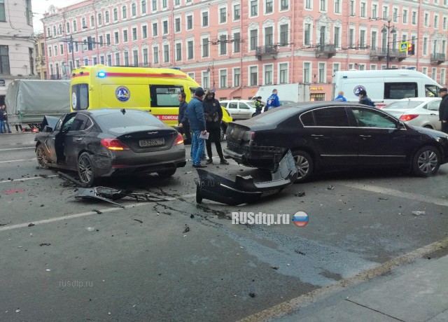 Смертельное ДТП произошло на Невском проспекте в Санкт-Петербурге