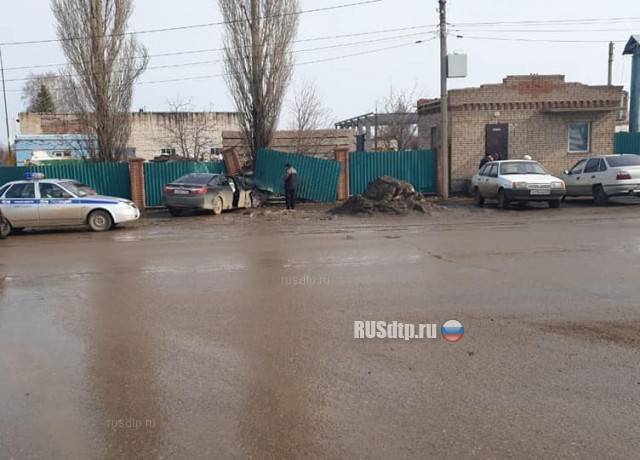 В Башкирии мужчина на «Toyota Camry» врезался в забор. ВИДЕО