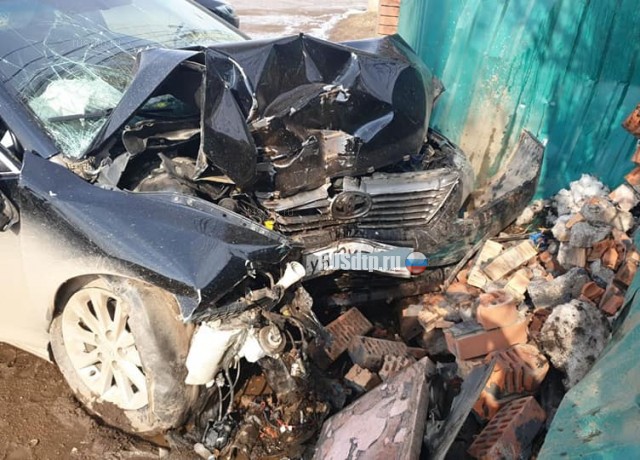 В Башкирии мужчина на «Toyota Camry» врезался в забор. ВИДЕО