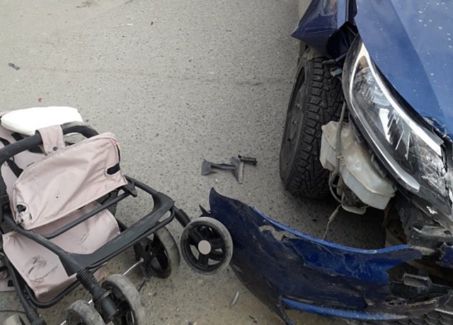 В Калуге девушка перепутала педали и сбила коляску с ребенком
