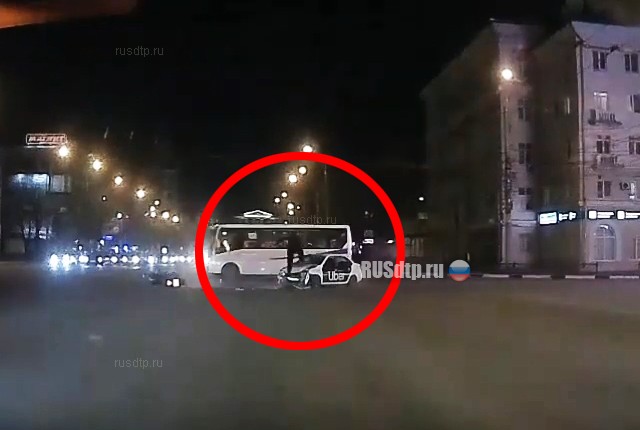 Такси и мотоцикл столкнулись в Воронеже. ВИДЕО