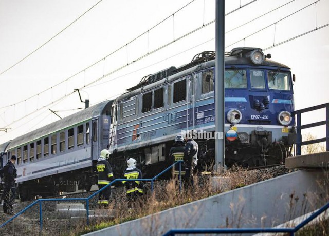 В Польше поезд на скорости 120 км/ч снёс скорую помощь. ВИДЕО