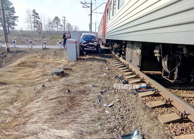 В Тверской области пенсионер на «Мерседесе» врезался в поезд