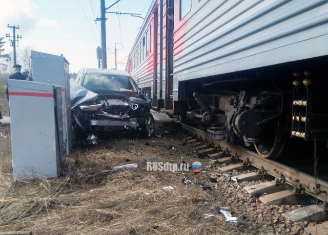 В Тверской области пенсионер на «Мерседесе» врезался в поезд