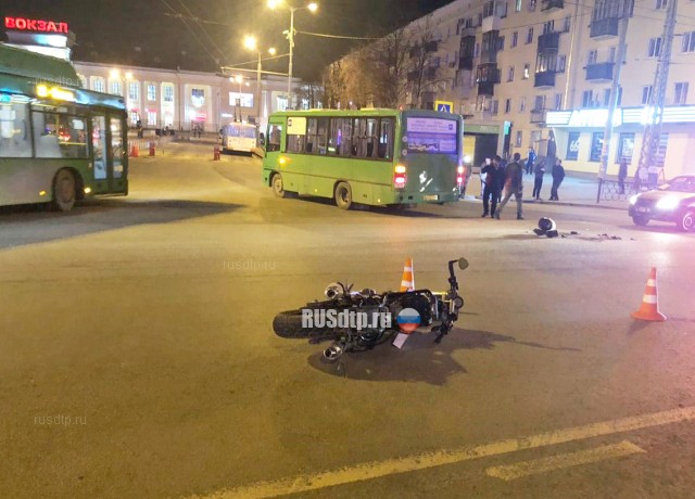 В Екатеринбурге в ДТП с автобусом погиб мотоциклист