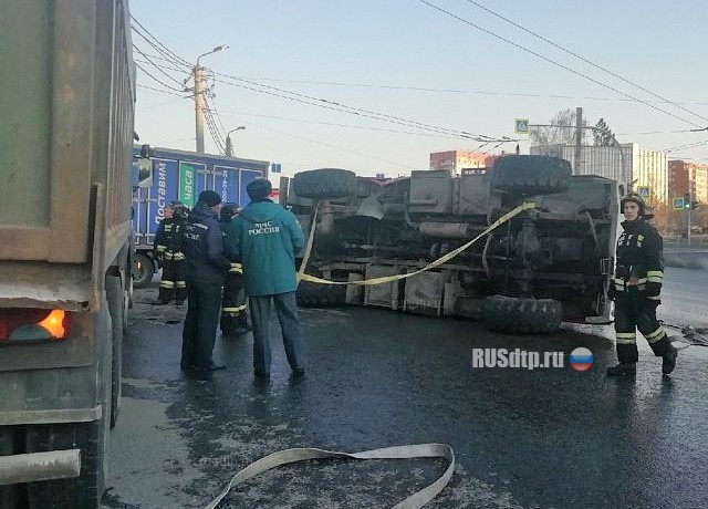 Самосвал столкнулся с пожарной машиной в Челябинске. ВИДЕО
