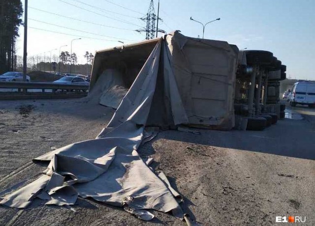 В Екатеринбурге опрокинулся грузовик. ВИДЕО