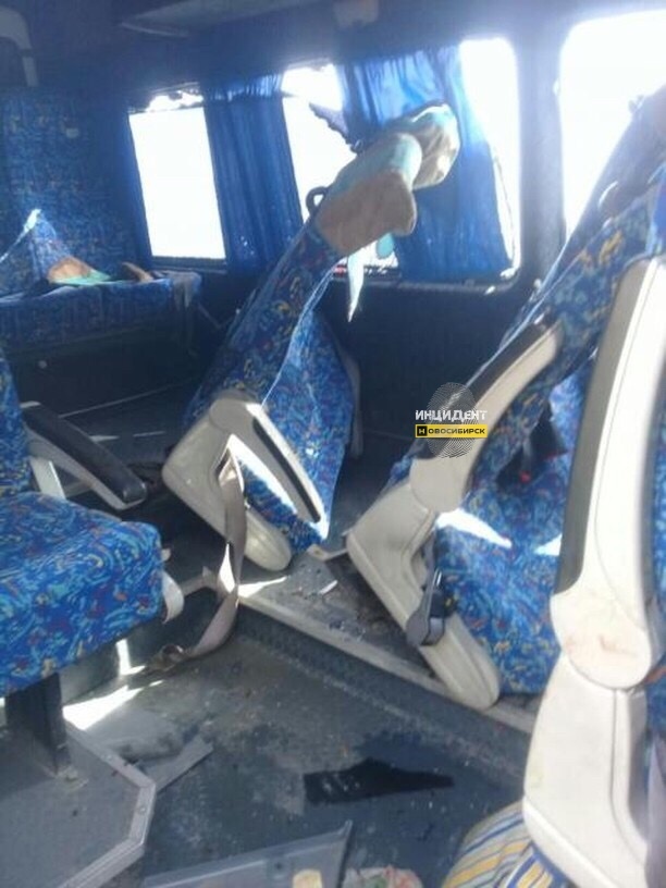 Под Новосибирском женщина на «Оке» врезалась в микроавтобус