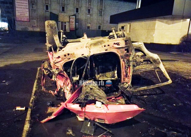В Абакане лишенный прав водитель сжёг свою машину, скрываясь от погони. ВИДЕО