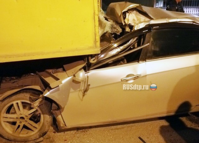 В Кирове мужчина погиб, врезавшись на автомобиле в грузовик