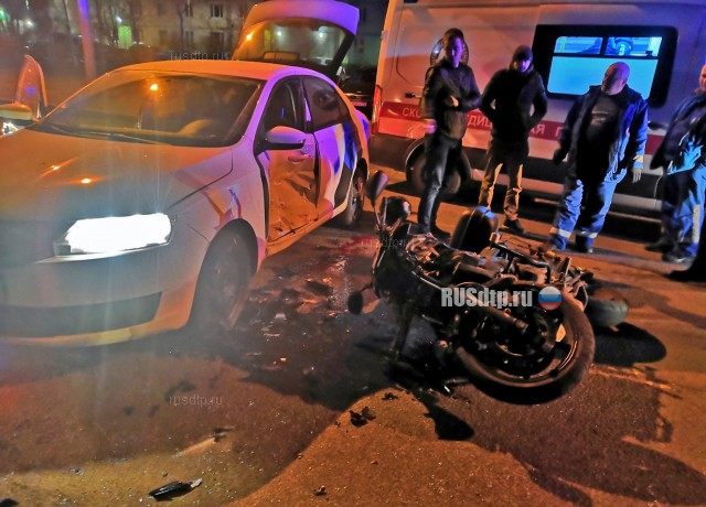 В Петербурге в ДТП с каршеринговым автомобилем погиб мотоциклист