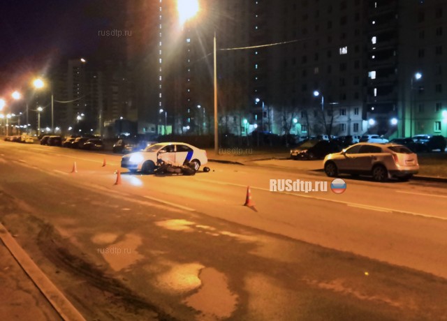 В Петербурге в ДТП с каршеринговым автомобилем погиб мотоциклист