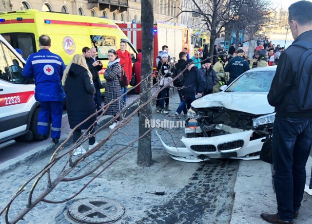 В Петербурге после ДТП иномарка вылетела на тротуар и въехала в толпу пешеходов