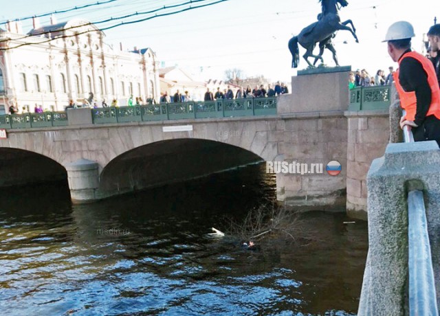 В Петербурге после ДТП иномарка вылетела на тротуар и въехала в толпу пешеходов