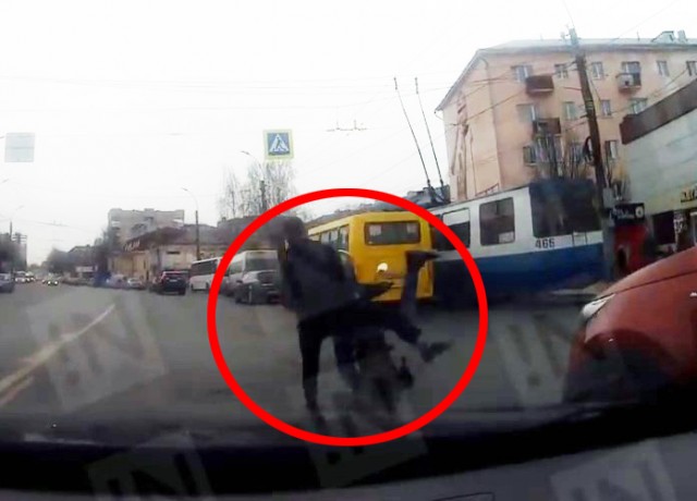 В Иванове мопедист врезался в стоящий автомобиль и сбежал с места ДТП