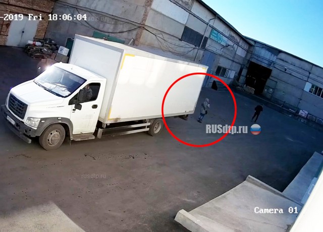 В Абакане грузовик насмерть сбил женщину. ВИДЕО В Абакане грузовик насмерть сбил женщину. ВИДЕО