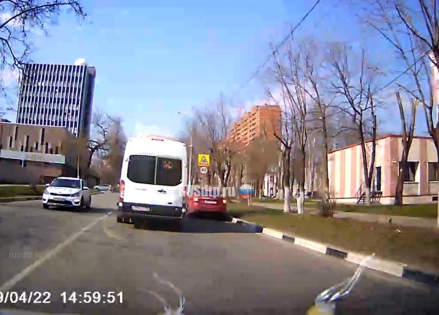 Подрезал красный автомобиль (с) Подрезал красный автомобиль (с)