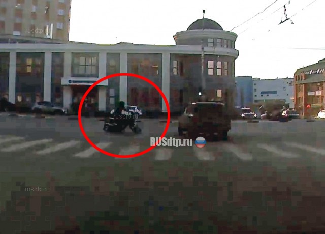 В Иванове мотоциклист без прав проехал на красный и попал в ДТП